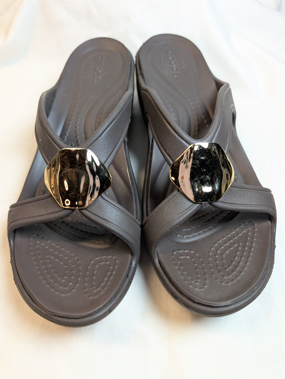 Crocs Sanrah Hammered Circle Wedge Brown/Gold Size 7 Like New Condition